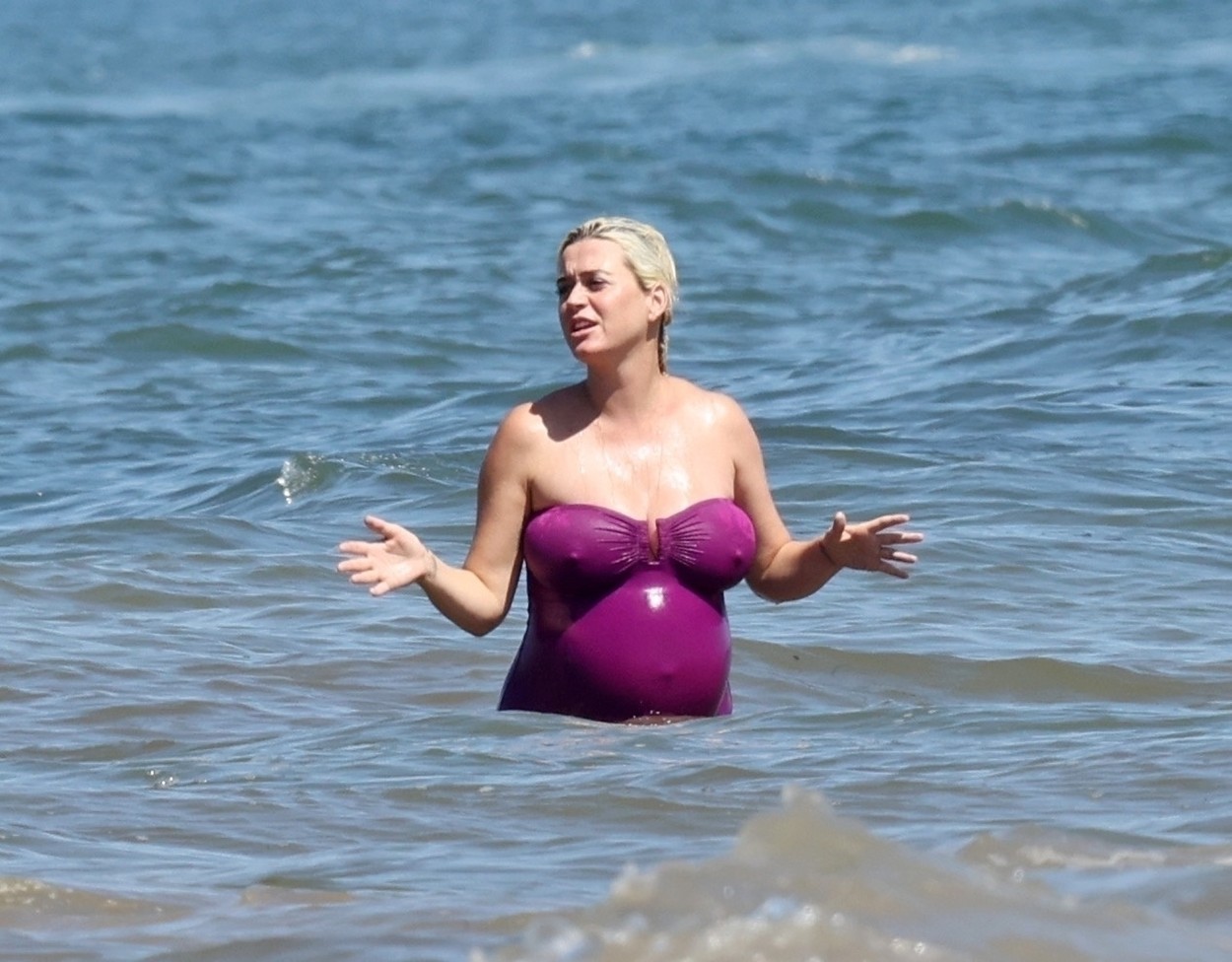 Cum arată Katy Perry înainte să nască. Cântăreața de 35 de ani a fost surprinsă la plajă. GALERIE FOTO - Imaginea 3