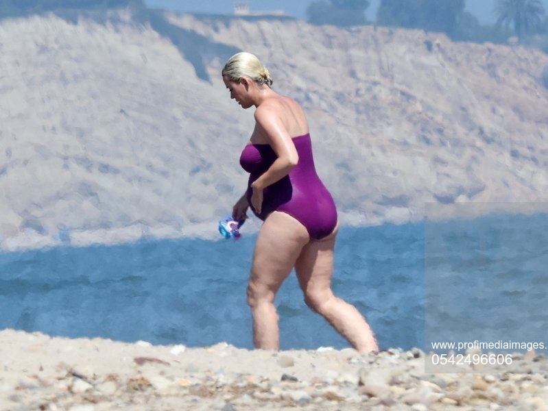Cum arată Katy Perry înainte să nască. Cântăreața de 35 de ani a fost surprinsă la plajă. GALERIE FOTO - Imaginea 2