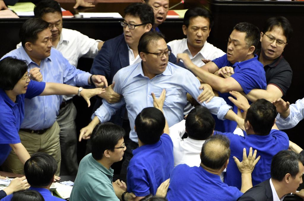 Lupte de senzație între membrii Parlamentului din Taiwan. Au împărțit pumni și au aruncat cu baloane cu apă. VIDEO - Imaginea 2