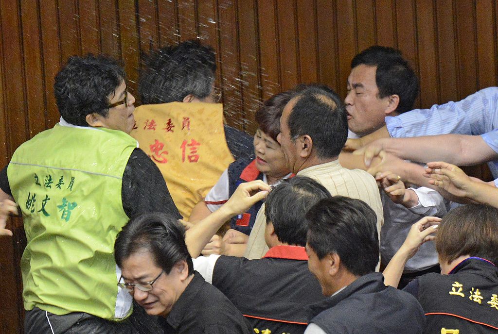 Lupte de senzație între membrii Parlamentului din Taiwan. Au împărțit pumni și au aruncat cu baloane cu apă. VIDEO - Imaginea 4