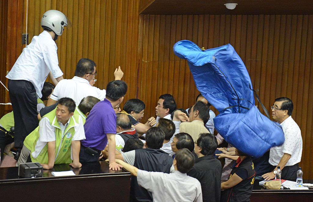 Lupte de senzație între membrii Parlamentului din Taiwan. Au împărțit pumni și au aruncat cu baloane cu apă. VIDEO - Imaginea 5