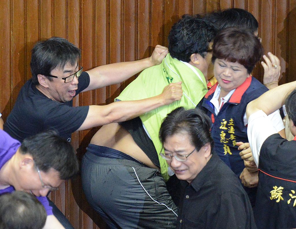 Lupte de senzație între membrii Parlamentului din Taiwan. Au împărțit pumni și au aruncat cu baloane cu apă. VIDEO - Imaginea 6