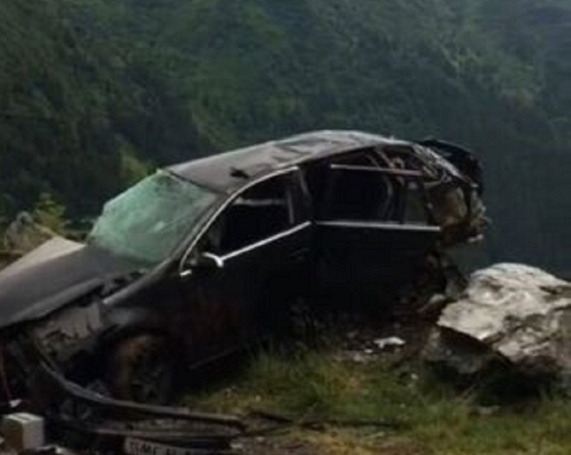 Accident pe Transfăgărășan: Un mort și doi răniți, după ce o mașină s-a răsturnat și s-a izbit de o stâncă - Imaginea 3