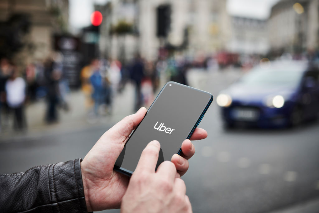 Şoferii Uber vor beneficia în Marea Britanie de salariul minim şi de concedii plătite