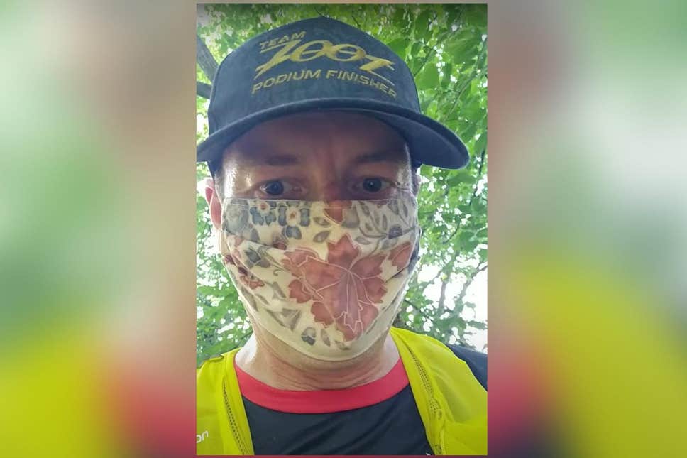 Un medic britanic a alergat 35 km cu masca pe față. Ce a urmat
