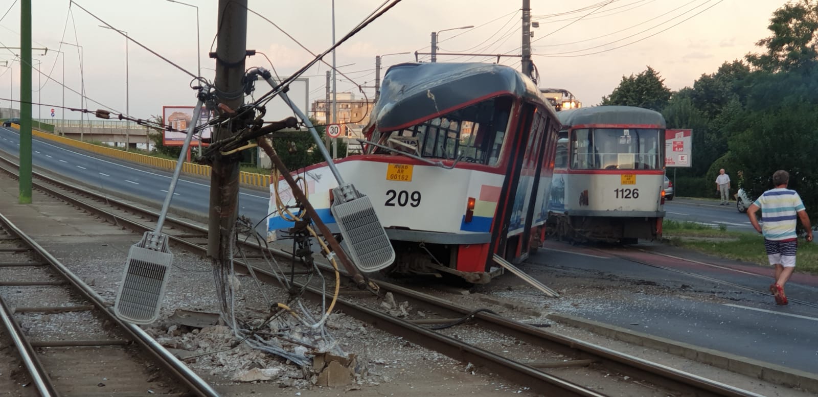 Video. Tramvai deraiat la Arad. O pasageră a fost rănită și dusă la spital - Imaginea 1