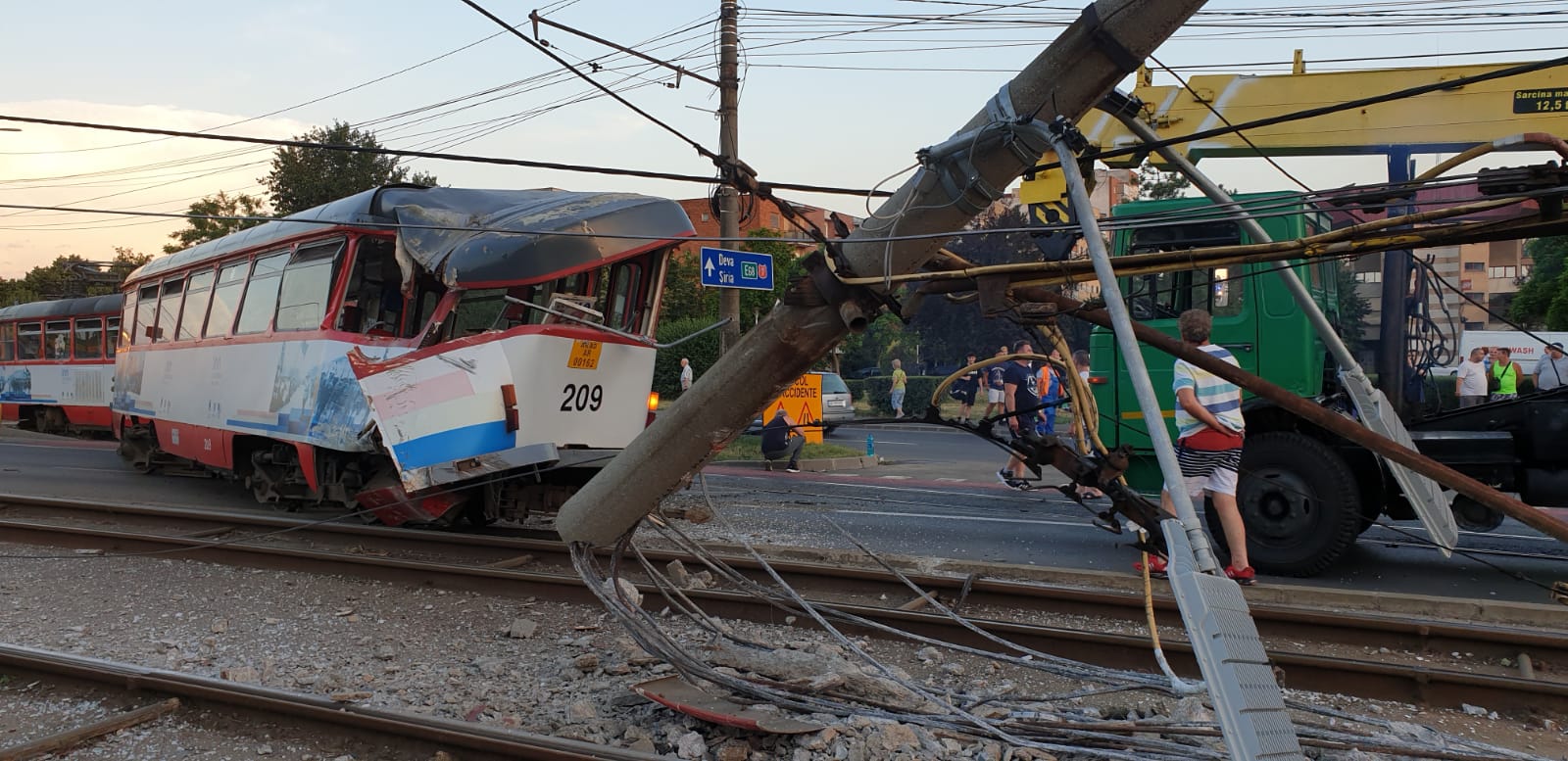 Video. Tramvai deraiat la Arad. O pasageră a fost rănită și dusă la spital - Imaginea 2