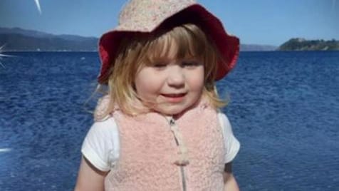 O fetiță de trei ani, din Noua Zeelandă, a murit după ce tatăl ei a căzut peste ea la locul de joacă