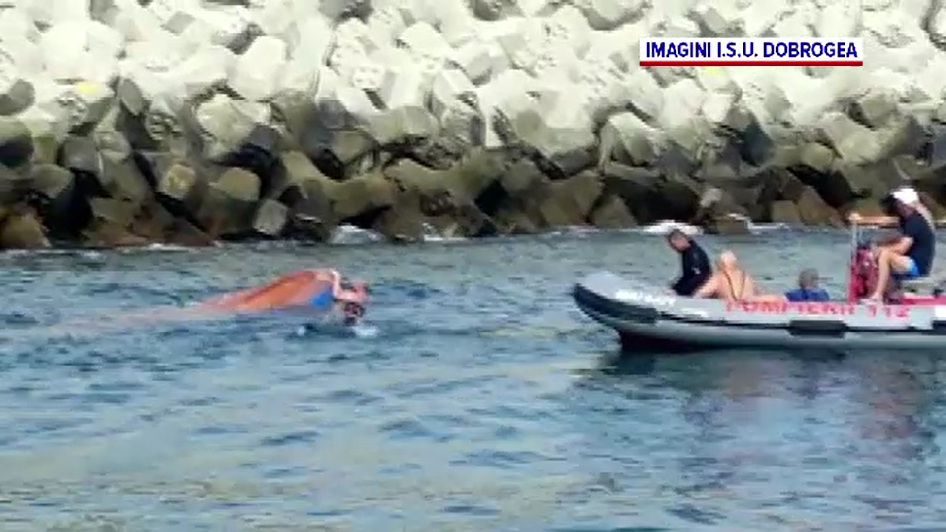Trei pescari din Constanța, salvați după ce ambarcaţiunea în care se aflau s-a răsturnat