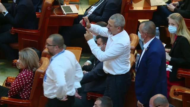 Huiduielile și injuriile au devenit regulă în Parlament. Orban: „Să aştepte să se deschidă stadioanele”