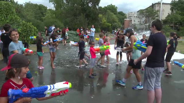 Peste 100 de copii s-au războit cu apă în parcul botanic din Timișoara