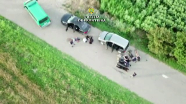 Doi români, prinși în timp ce urcau în mașină opt migranți intrați ilegal în țară