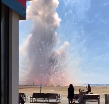 Momentul în care zeci de artificii explodează accidental. VIDEO