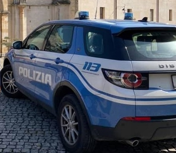 O româncă din Italia a fost reținută, după ce a facut scandal într-un bar și a agresat carabinierii