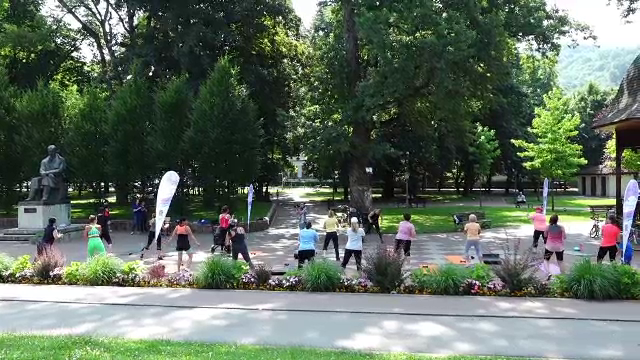 Părinții și bunicii din Bistrița pot face sport sau yoga în parc, cu un instructor angajat de primărie