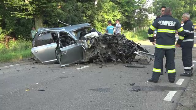 Accident grav în județul Botoșani. 2 tineri au murit, după ce mașina lor a izbit 3 copaci și s-a făcut bucăți