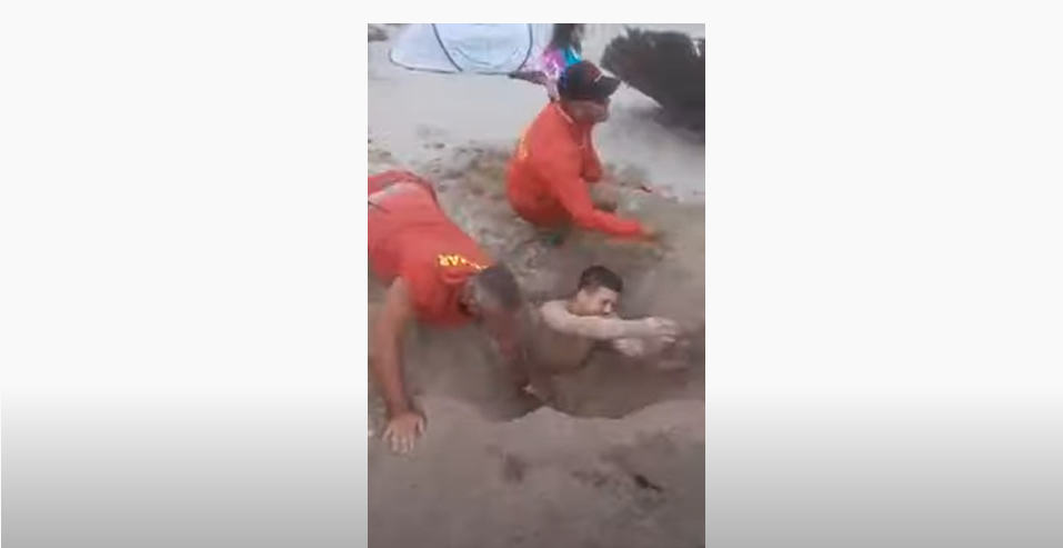 Salvamarii din Tuzla, chemați să scoată un tânăr îngropat de prieteni în nisip până la gât. Cum a reacționat VIDEO