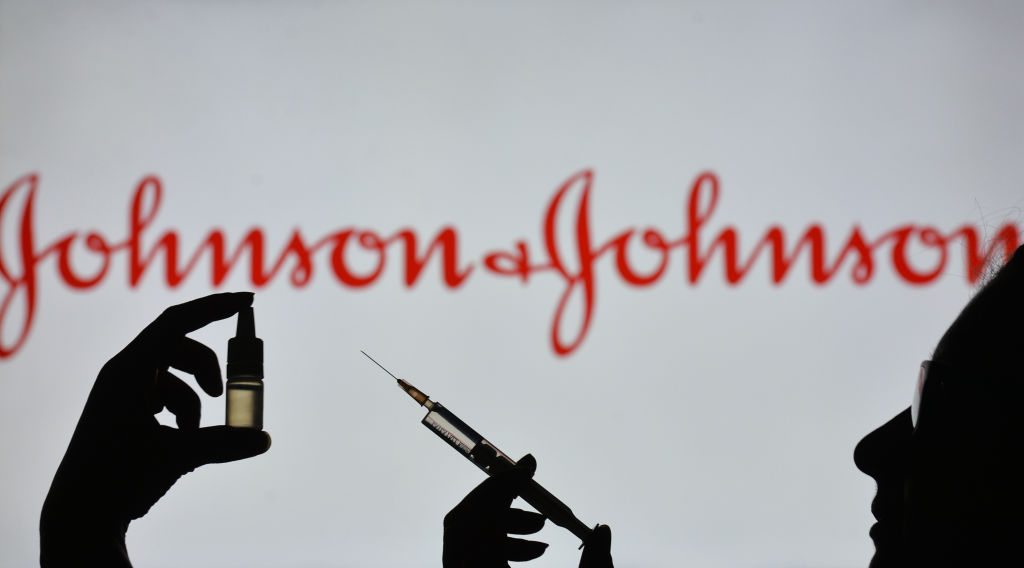 FDA: Vaccinarea cu serul anti-COVID Johnson & Johnson aduce riscul dezvoltării unei afecţiuni neurologice rare