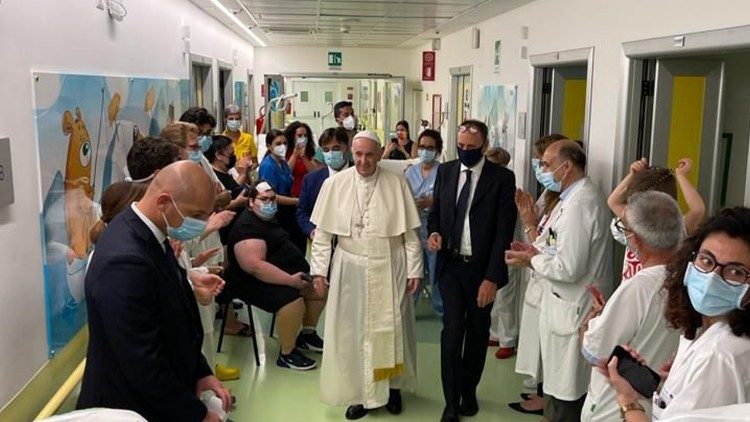 Papa Francisc a fost externat la zece zile de la operația la colon