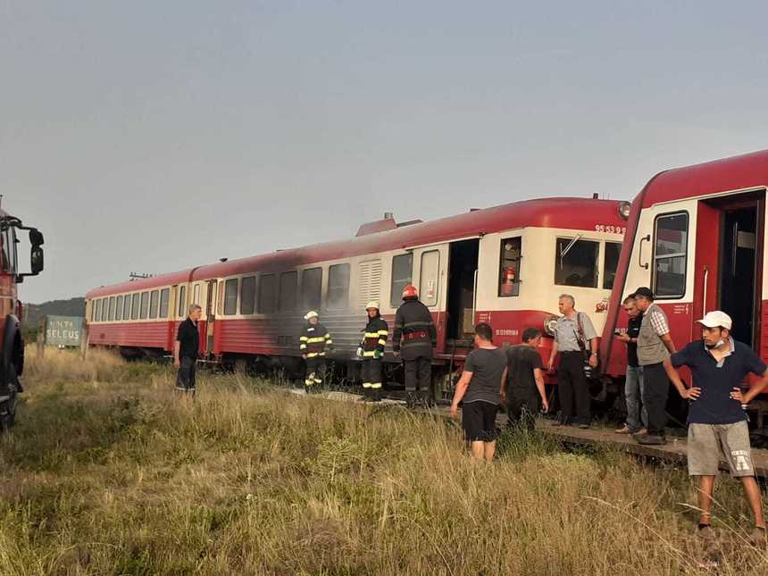 Un incendiu a izbucnit la un tren cu două vagoane aflat în Halta Seleuş din judeţul Arad. Pasagerii s-au autoevacuat