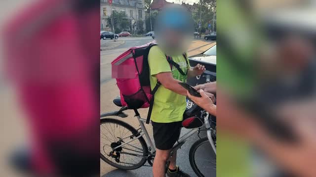 Un livrator de mâncare a fost reținut după ce a agresat mai multe fete în timp ce mergea pe bicicletă