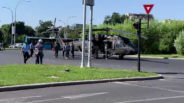 „Black Hawk Down”. Filmul aterizării forțate a elicopterului american în Piața Charles de Gaulle