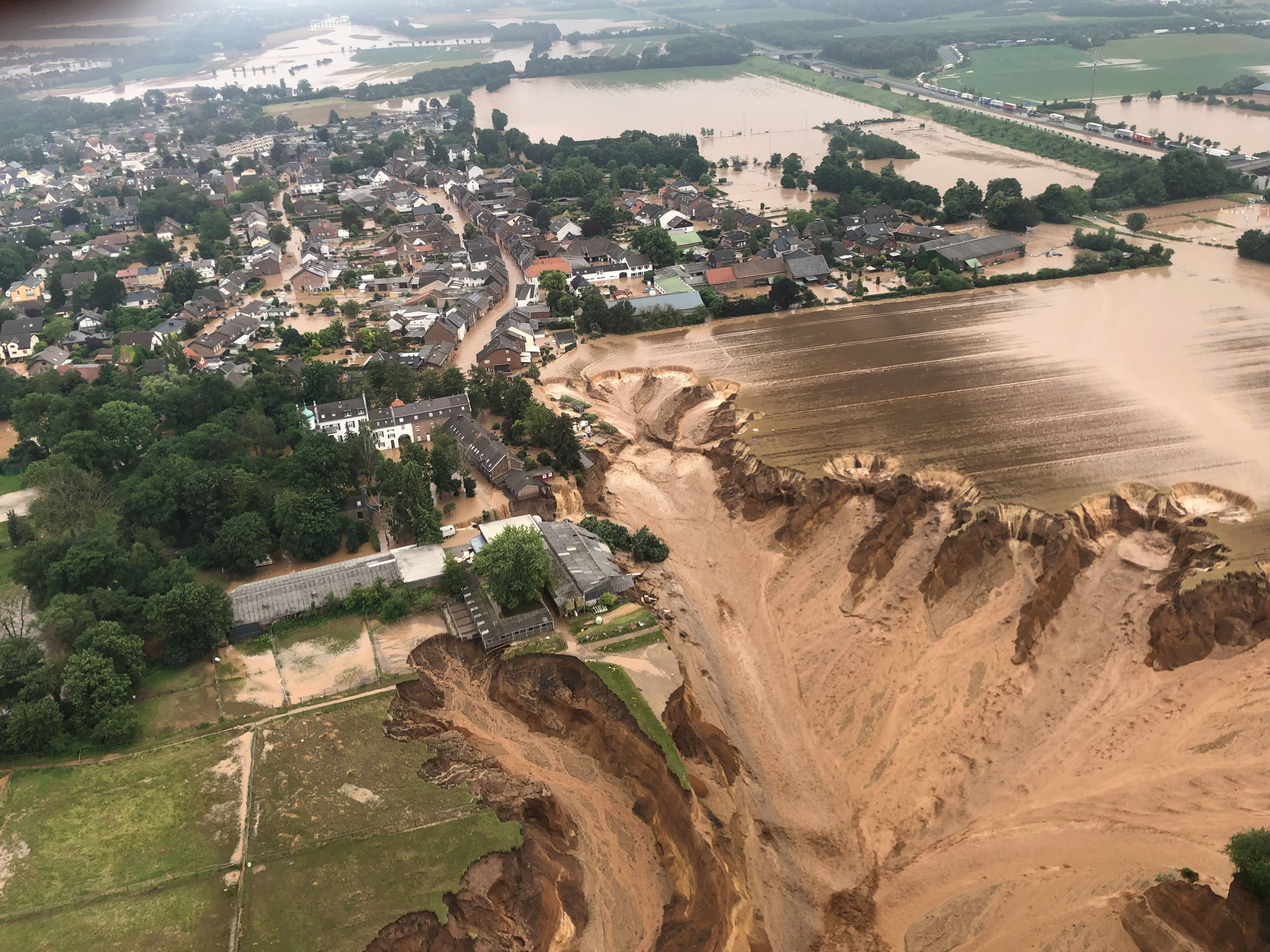 Imagini șocante după o alunecare de teren, în Germania. Mai mulți oameni au murit. FOTO și VIDEO