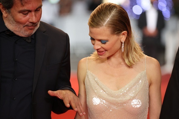 Actrița care a apărut la Festivalul de la Cannes într-o rochie complet transparentă și cu sânii la vedere