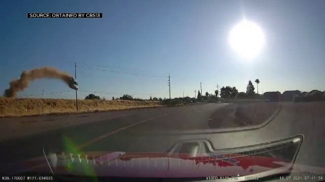 O șoferiță din SUA „a zburat” cu mașina pe autostradă. Imagini incredibile surprinse de o cameră de bord