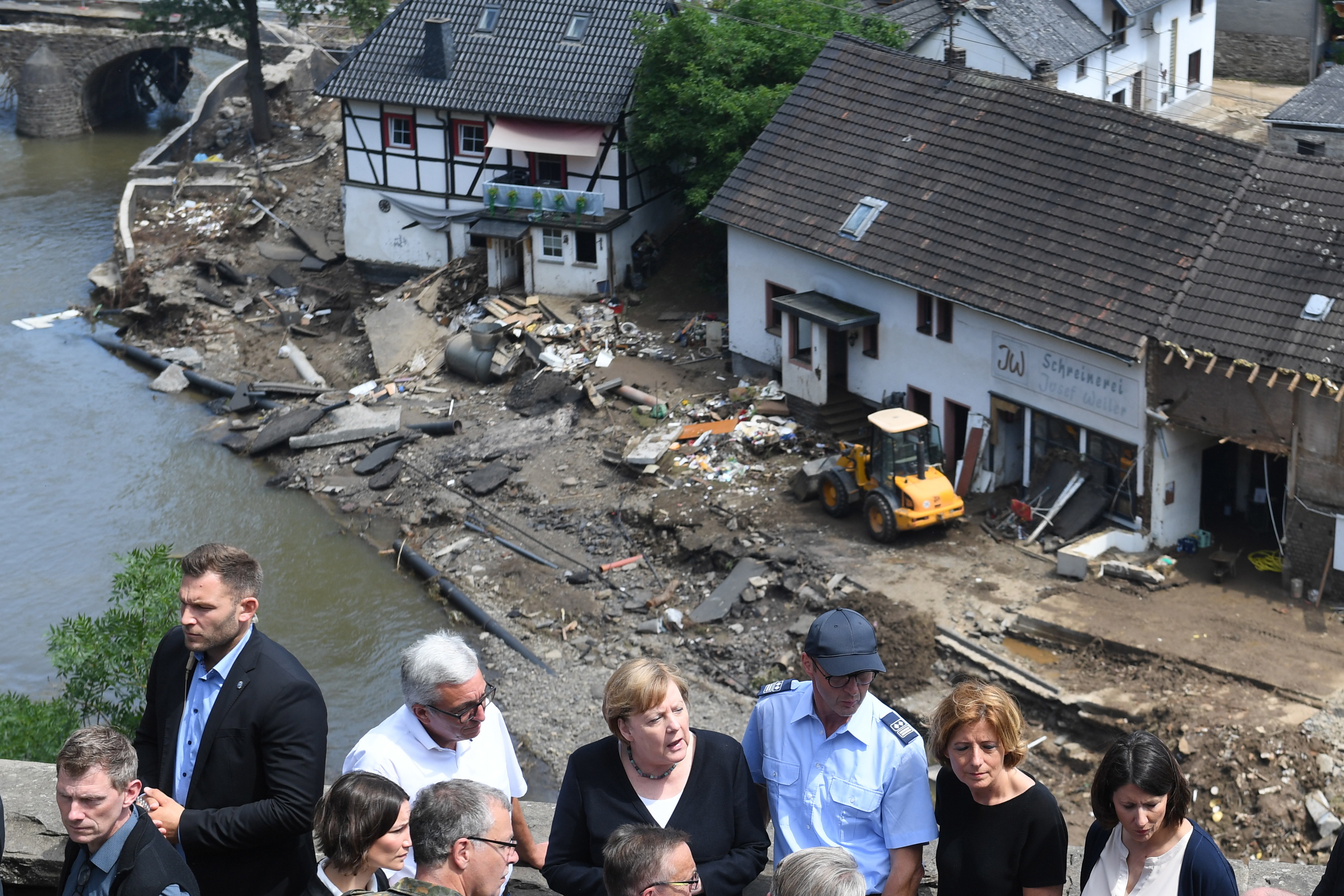 Merkel, despre inundaţii: ”Este îngrozitor. Limba germană abia dacă poate descrie devastarea”