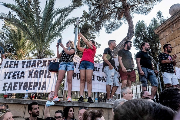 Proteste față de restricțiile anti-Covid, în Cipru. Un post de televiziune a fost atacat. GALERIE FOTO - Imaginea 2