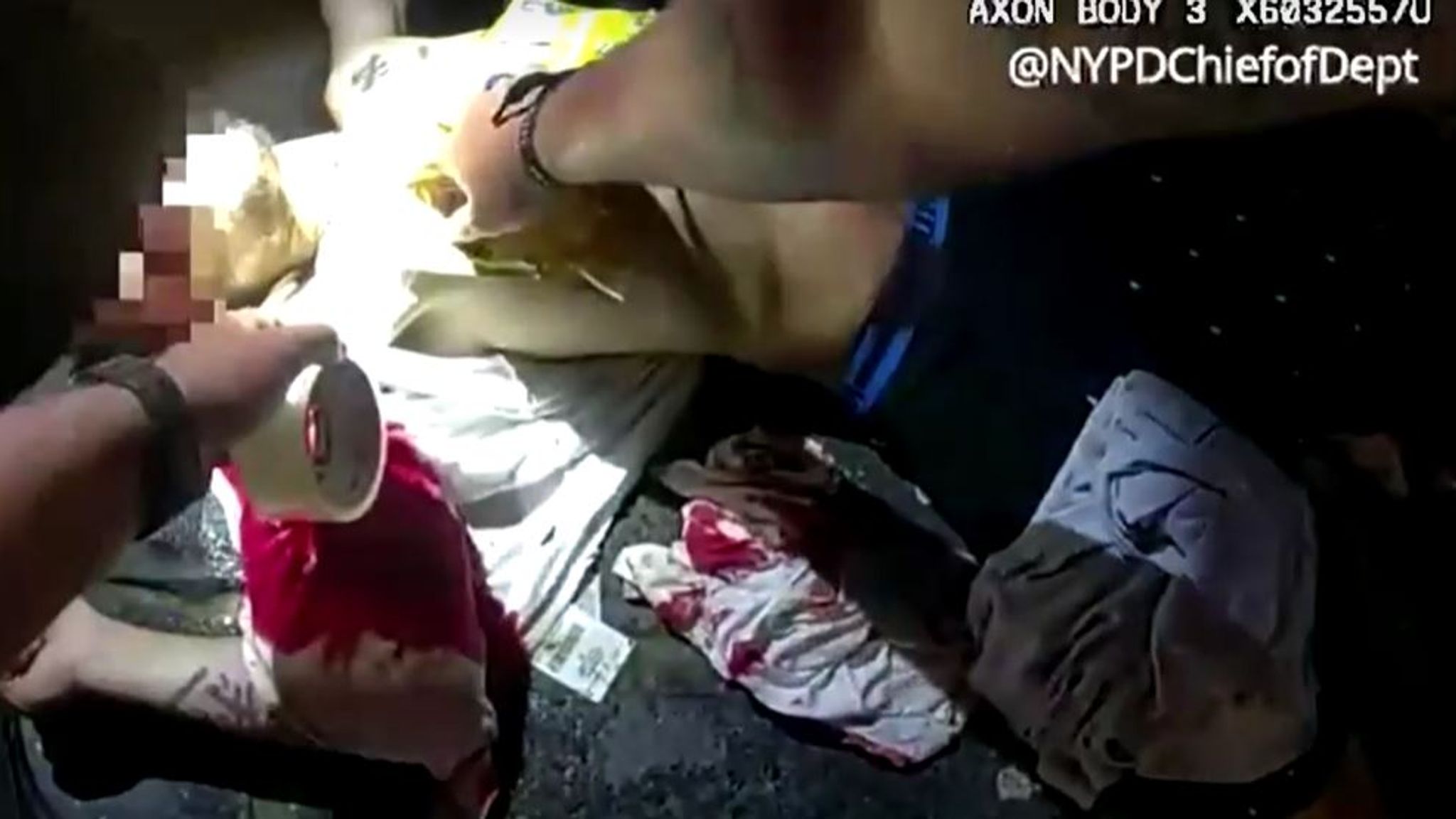 Un polițist a salvat viața unei victime înjunghiate folosindu-se de o pungă și bandă izolatoare. VIDEO