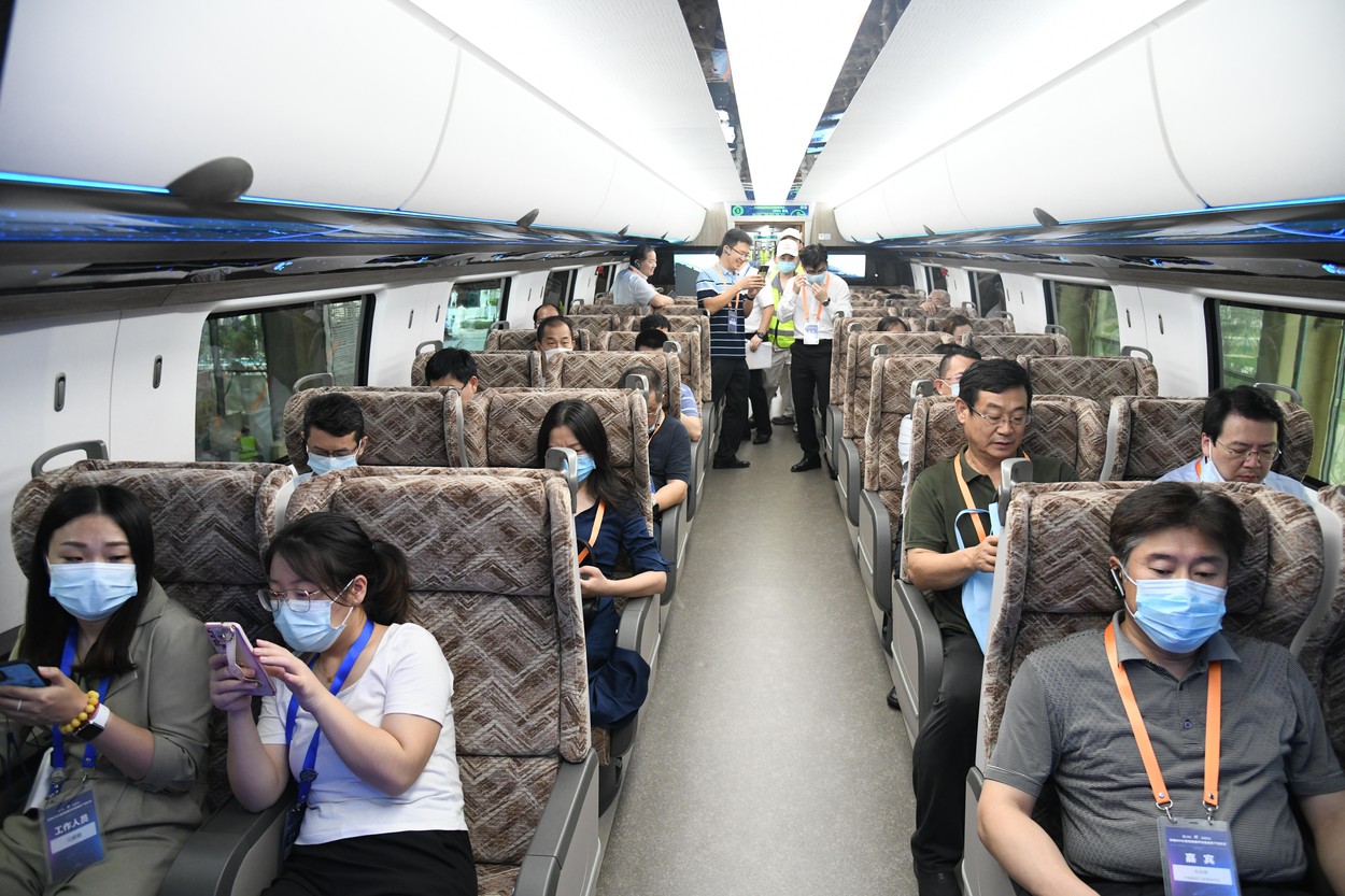 China a prezentat un tren care merge cu 600 km/h VIDEO & FOTO - Imaginea 5