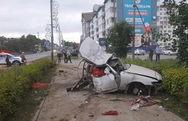 Momentul în care o mașină se rupe în două, după ce a întrat într-un stâlp, în Rusia. VIDEO - Imaginea 1