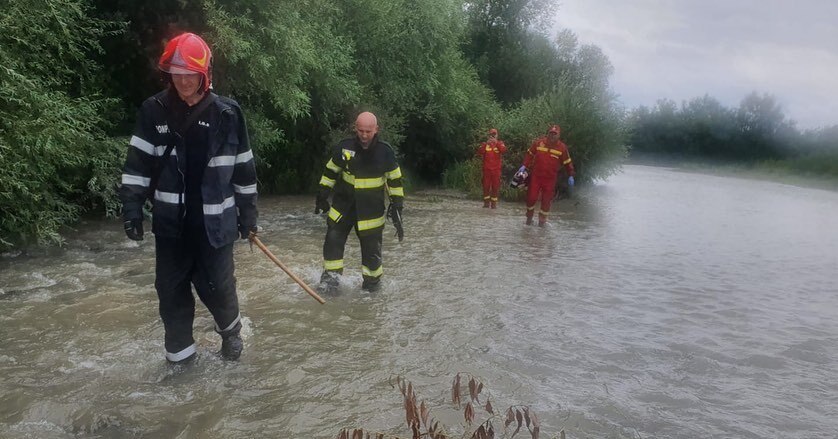 Un bărbat a rămas câteva ore agățat în vegetația unui râu. Câinele a lătrat pentru a-i ajuta pe pompieri să-i găsească - Imaginea 1
