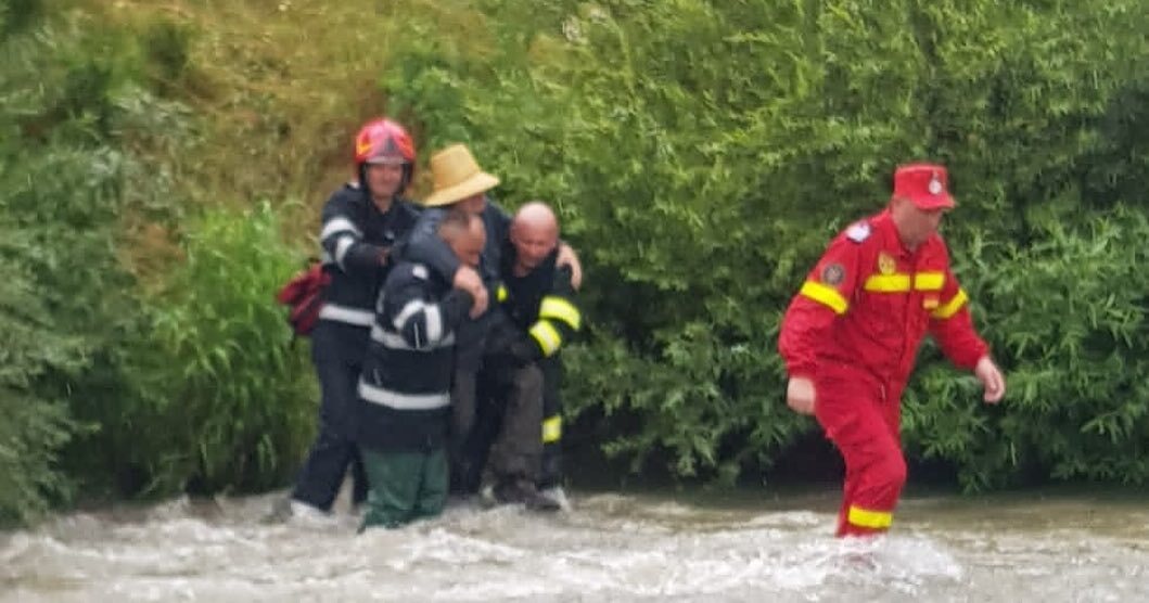 Un bărbat a rămas câteva ore agățat în vegetația unui râu. Câinele a lătrat pentru a-i ajuta pe pompieri să-i găsească - Imaginea 2