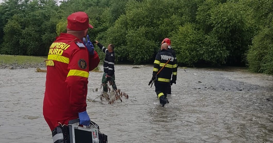 Un bărbat a rămas câteva ore agățat în vegetația unui râu. Câinele a lătrat pentru a-i ajuta pe pompieri să-i găsească - Imaginea 3