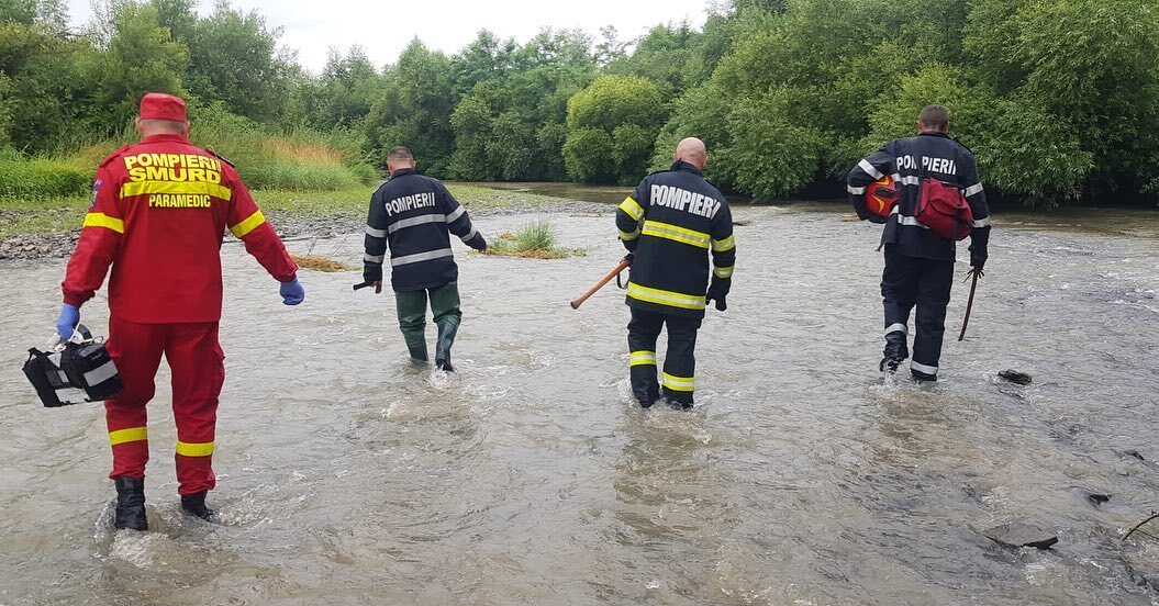 Un bărbat a rămas câteva ore agățat în vegetația unui râu. Câinele a lătrat pentru a-i ajuta pe pompieri să-i găsească - Imaginea 5