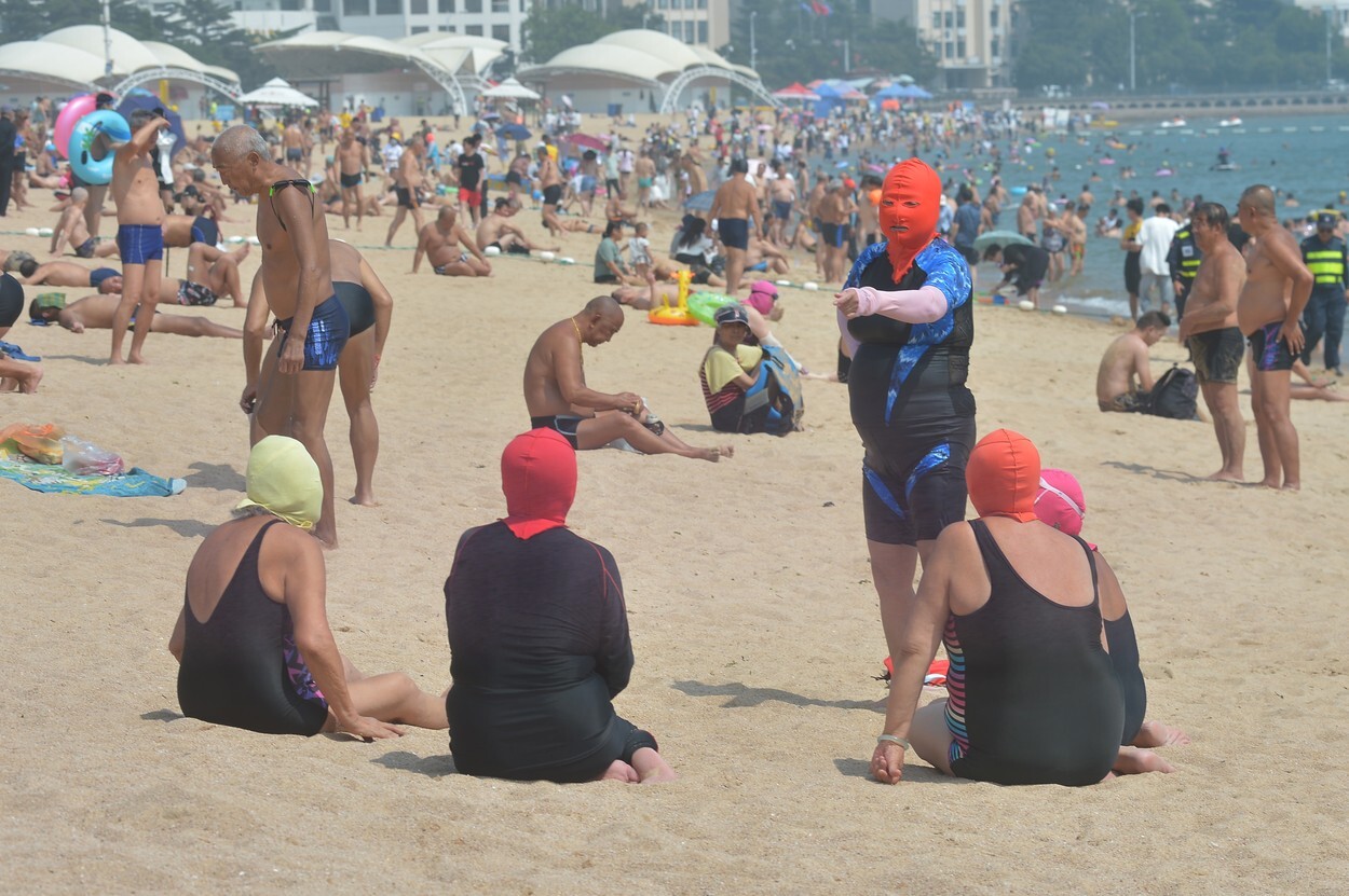 Țara în care femeile poartă pe cap masca „Facekini” pentru a nu se bronza deloc. GALERIE FOTO - Imaginea 2