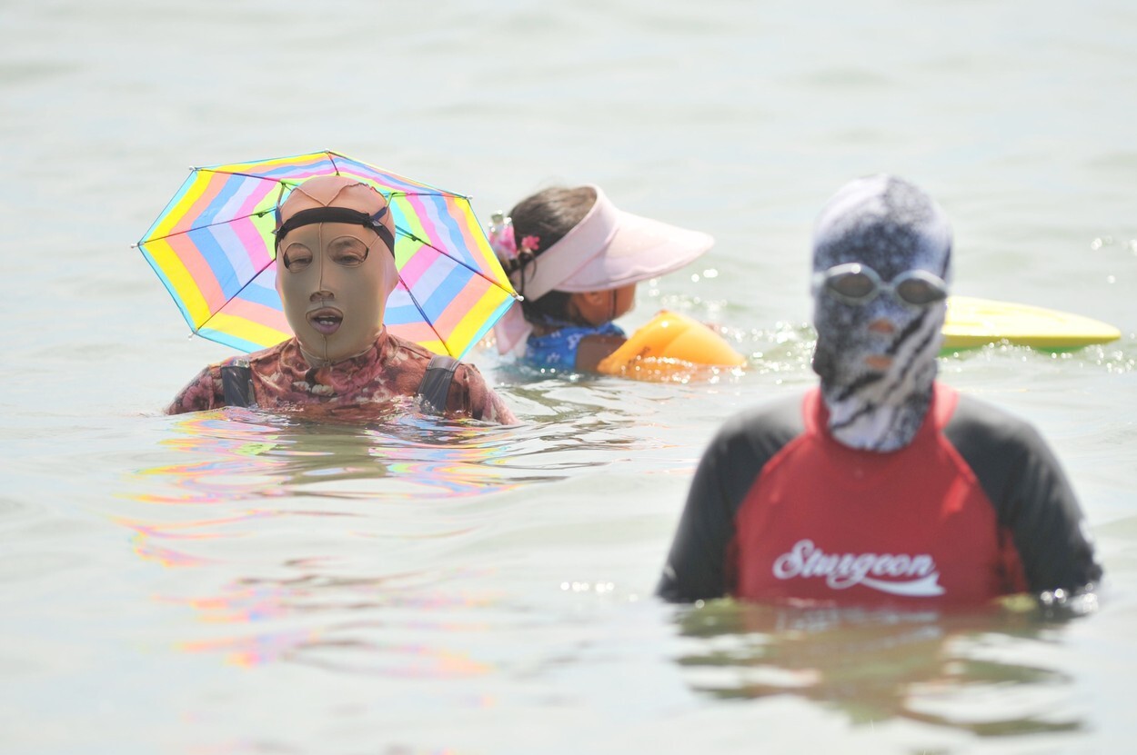 Țara în care femeile poartă pe cap masca „Facekini” pentru a nu se bronza deloc. GALERIE FOTO - Imaginea 6
