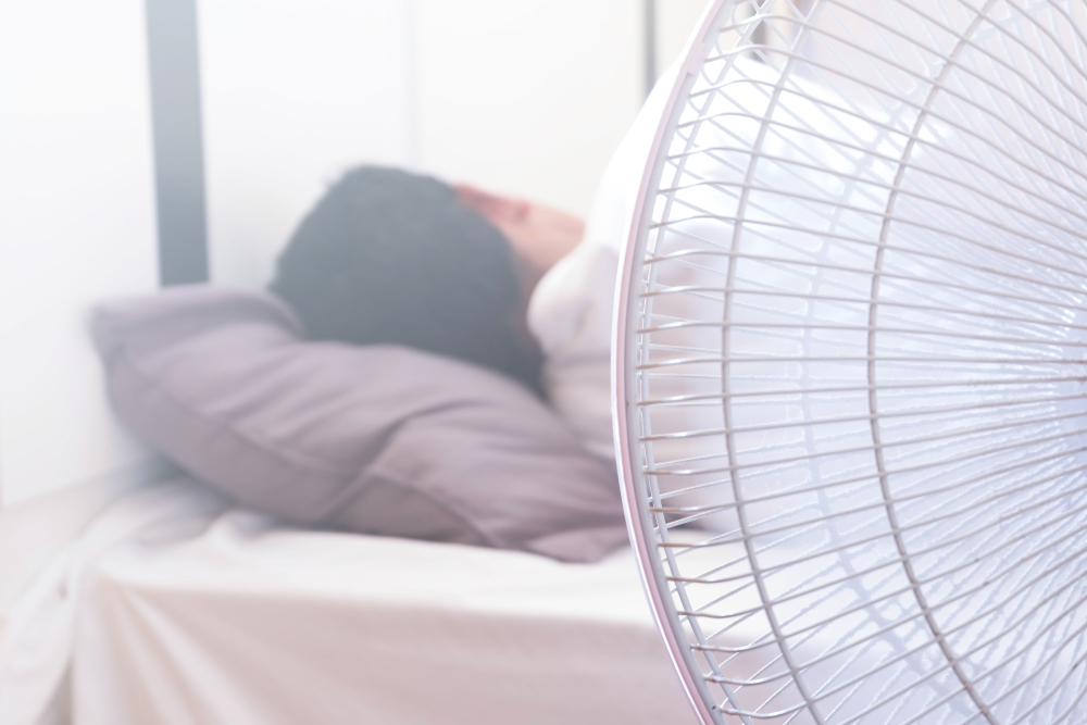 De ce nu e bine să dormi cu ventilatorul pornit. Poate fi un pericol pentru sănătate