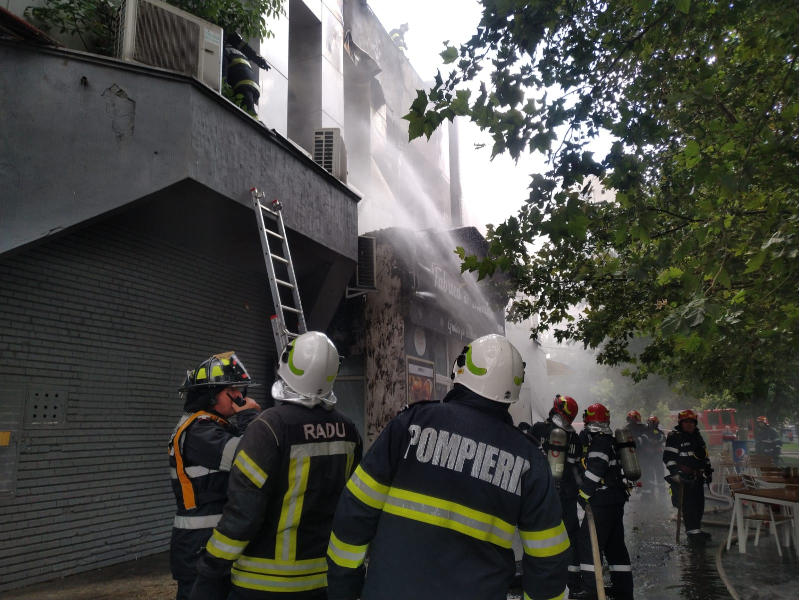 Incendiu la complexul de la Piaţa Delfinului din Bucureşti. 65 de persoane au fost evacuate - Imaginea 2