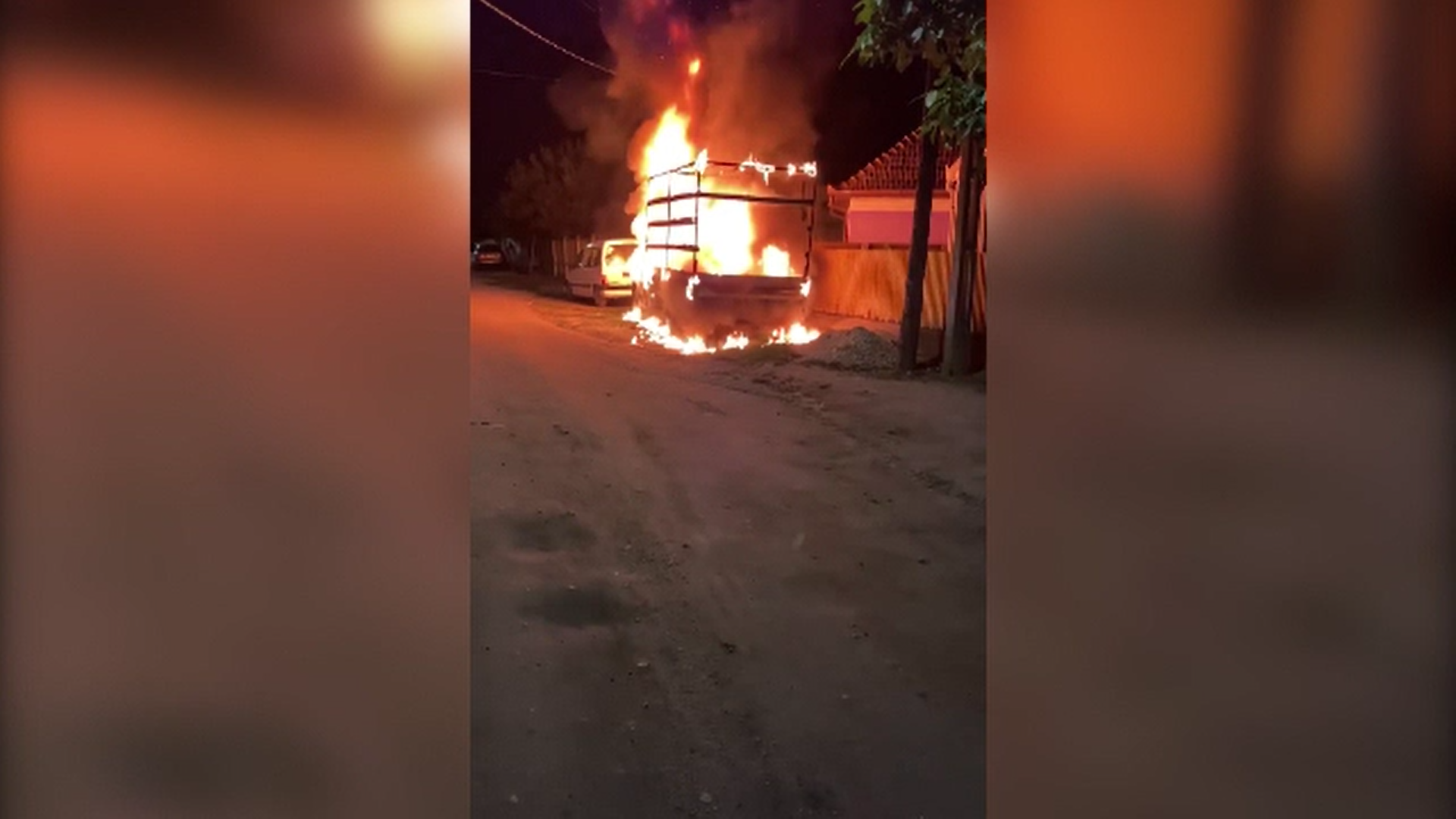 Doi indivizi au incendiat o mașină, din răzbunare, în Dolj. De la ce a plecat totul