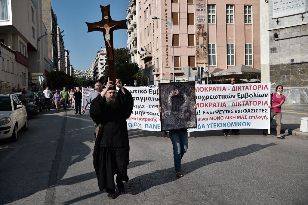Proteste cu icoane și cruci uriașe în Grecia. Oamenii manifestează împotriva vaccinării obligatorii a îngrijitorilor - Imaginea 1