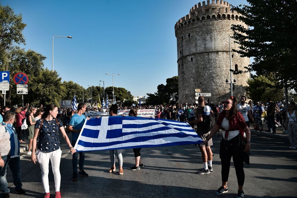 Proteste cu icoane și cruci uriașe în Grecia. Oamenii manifestează împotriva vaccinării obligatorii a îngrijitorilor - Imaginea 2