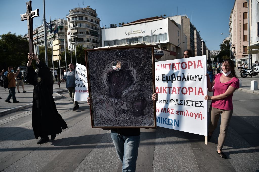 Proteste cu icoane și cruci uriașe în Grecia. Oamenii manifestează împotriva vaccinării obligatorii a îngrijitorilor - Imaginea 3