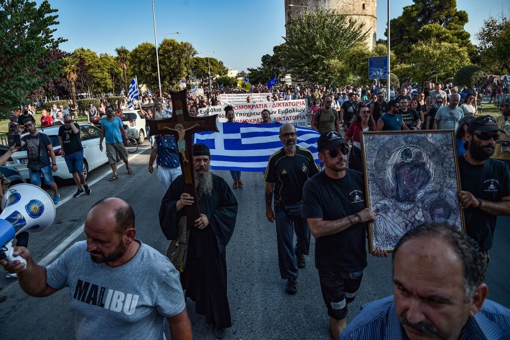Proteste cu icoane și cruci uriașe în Grecia. Oamenii manifestează împotriva vaccinării obligatorii a îngrijitorilor - Imaginea 4