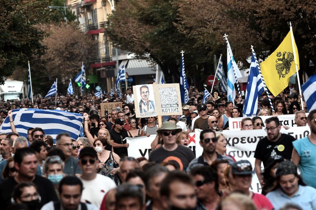 Proteste cu icoane și cruci uriașe în Grecia. Oamenii manifestează împotriva vaccinării obligatorii a îngrijitorilor - Imaginea 5