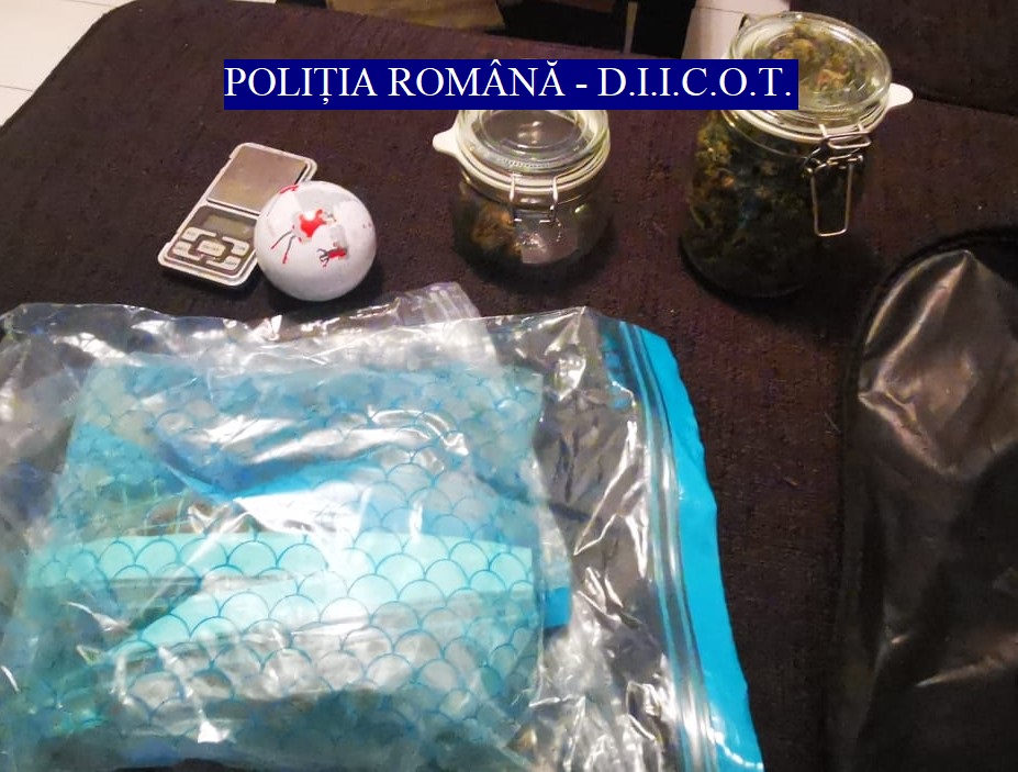 Traficanţi de droguri din București prinşi în flagrant. De unde ridicaseră câteva kilograme de cannabis - Imaginea 3