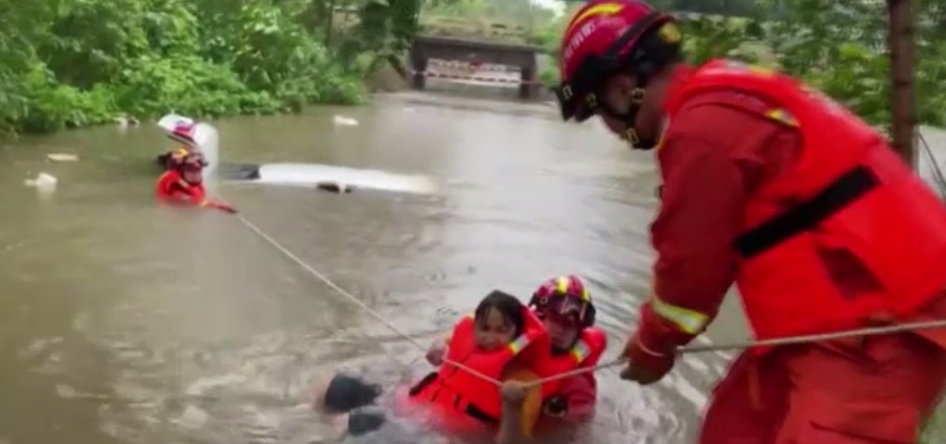 Zeci de oameni au murit în China și sute de mii evacuați, dupa inundațiile devastatoare